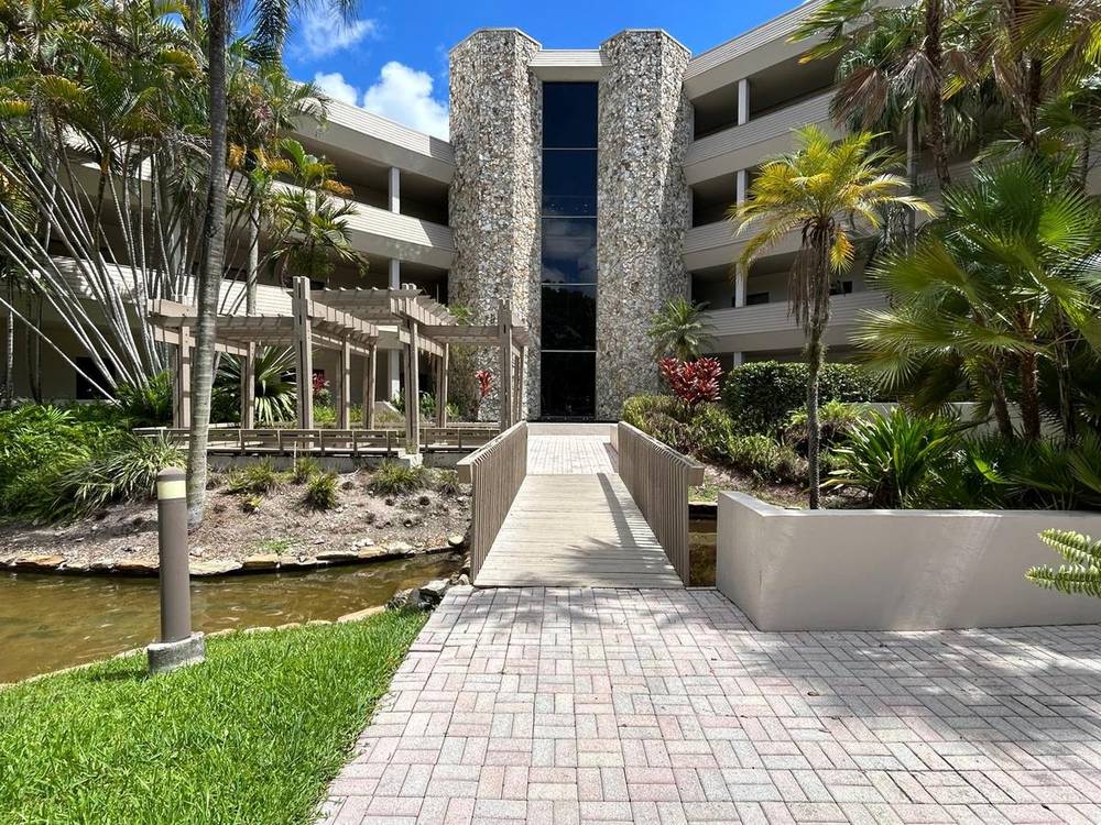 Building courtyard with bridge and palm trees